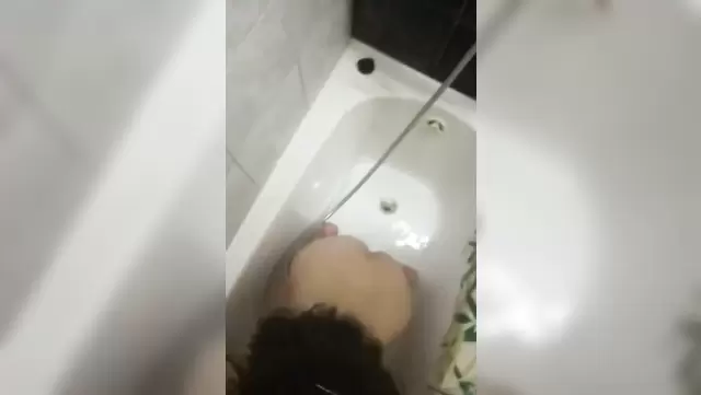 Brunette beauty gives a Kyrgyz blowjob in the bathtub